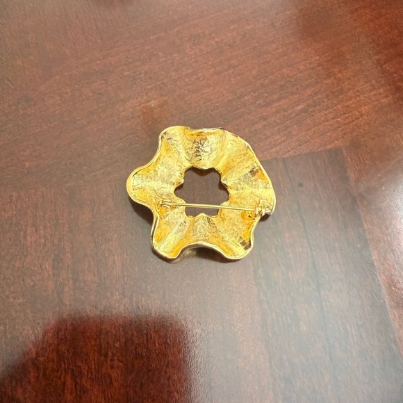 Vintage Gold Tone Brooch - Picture 2 of 3